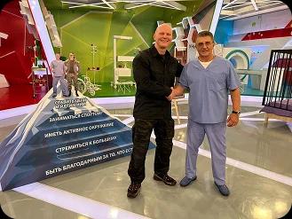 Эд Халилов в телестудии с ведущим программы о здоровье